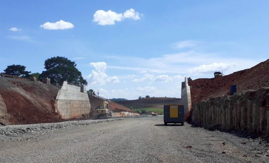 Bloqueio da PR-323 em Água Boa para transporte de vigas - Curitiba, 04/11/2021 - Foto: DER