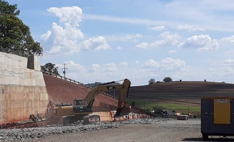 Bloqueio da PR-323 em Água Boa para transporte de vigas - Curitiba, 04/11/2021 - Foto: DER