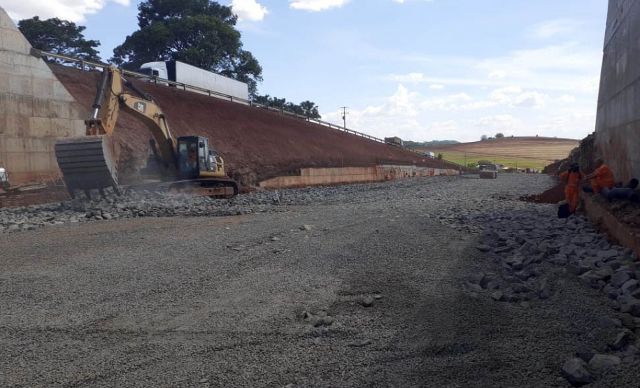 Bloqueio da PR-323 em Água Boa para transporte de vigas - Curitiba, 04/11/2021 - Foto: DER