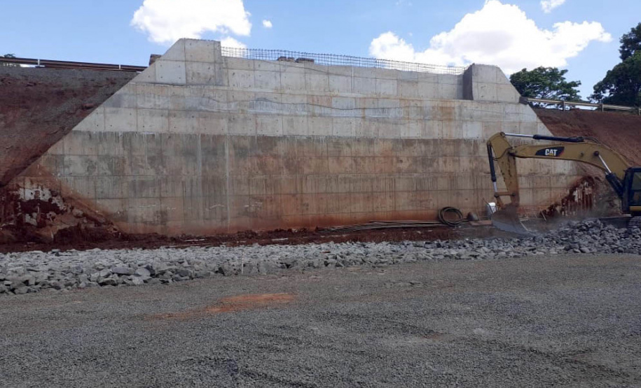 Bloqueio da PR-323 em Água Boa para transporte de vigas - Curitiba, 04/11/2021 - Foto: DER
