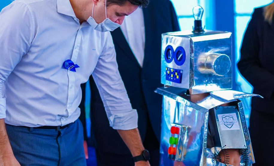 O Governo do Paraná entregou nesta quinta-feira (4) kits de robótica para mais 23 instituições de ensino, de nove municípios. A entrega foi feita pelo chefe da Casa Civil do Governo do Paraná, Guto Silva, pelo secretário da Justiça, Família e Trabalho, Ney Leprevost, e pelo diretor geral da Secretaria da Educação e do Esporte, Vinicius Neiva. Foto: Guilherme Flores/Casa Civil