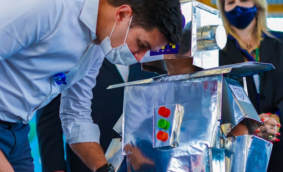 O Governo do Paraná entregou nesta quinta-feira (4) kits de robótica para mais 23 instituições de ensino, de nove municípios. A entrega foi feita pelo chefe da Casa Civil do Governo do Paraná, Guto Silva, pelo secretário da Justiça, Família e Trabalho, Ney Leprevost, e pelo diretor geral da Secretaria da Educação e do Esporte, Vinicius Neiva. Foto: Guilherme Flores/Casa Civil