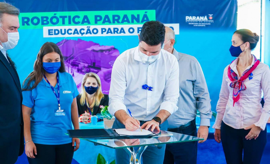 O Governo do Paraná entregou nesta quinta-feira (4) kits de robótica para mais 23 instituições de ensino, de nove municípios. A entrega foi feita pelo chefe da Casa Civil do Governo do Paraná, Guto Silva, pelo secretário da Justiça, Família e Trabalho, Ney Leprevost, e pelo diretor geral da Secretaria da Educação e do Esporte, Vinicius Neiva. Foto: Guilherme Flores/Casa Civil