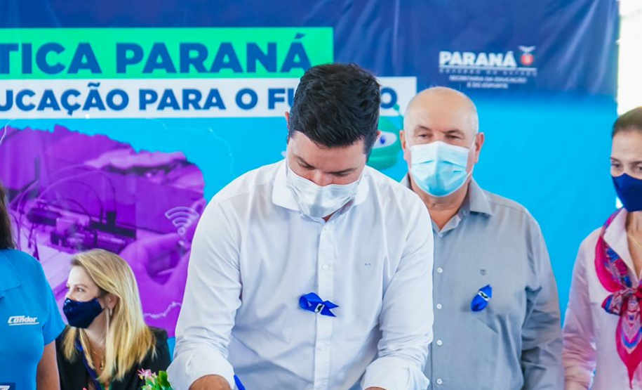 O Governo do Paraná entregou nesta quinta-feira (4) kits de robótica para mais 23 instituições de ensino, de nove municípios. A entrega foi feita pelo chefe da Casa Civil do Governo do Paraná, Guto Silva, pelo secretário da Justiça, Família e Trabalho, Ney Leprevost, e pelo diretor geral da Secretaria da Educação e do Esporte, Vinicius Neiva. Foto: Guilherme Flores/Casa Civil