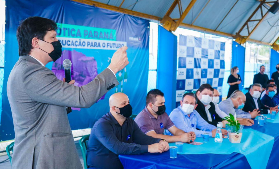 O Governo do Paraná entregou nesta quinta-feira (4) kits de robótica para mais 23 instituições de ensino, de nove municípios. A entrega foi feita pelo chefe da Casa Civil do Governo do Paraná, Guto Silva, pelo secretário da Justiça, Família e Trabalho, Ney Leprevost, e pelo diretor geral da Secretaria da Educação e do Esporte, Vinicius Neiva. Foto: Guilherme Flores/Casa Civil
