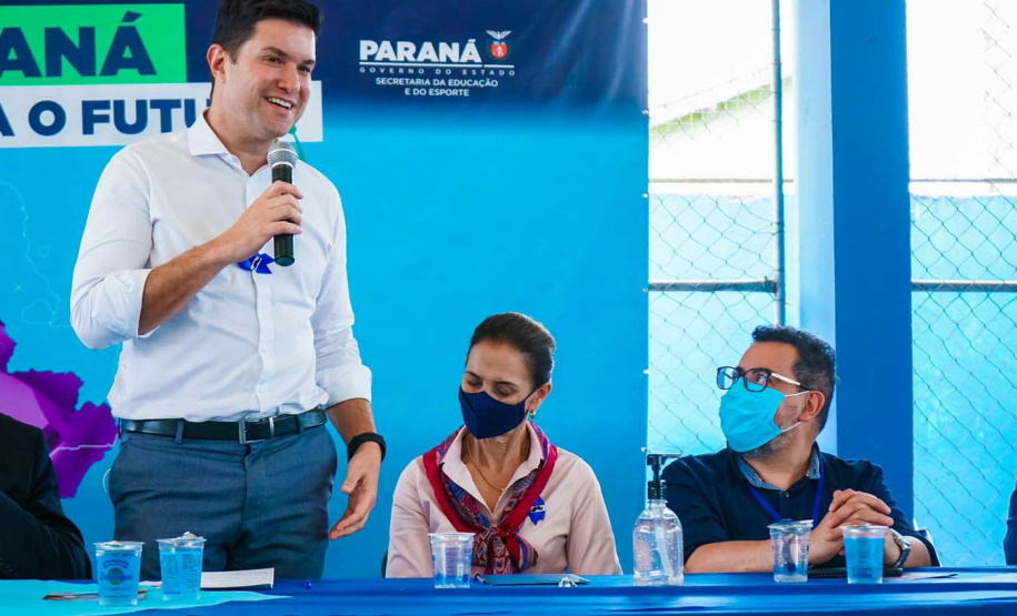 O Governo do Paraná entregou nesta quinta-feira (4) kits de robótica para mais 23 instituições de ensino, de nove municípios. A entrega foi feita pelo chefe da Casa Civil do Governo do Paraná, Guto Silva, pelo secretário da Justiça, Família e Trabalho, Ney Leprevost, e pelo diretor geral da Secretaria da Educação e do Esporte, Vinicius Neiva. Foto: Guilherme Flores/Casa Civil