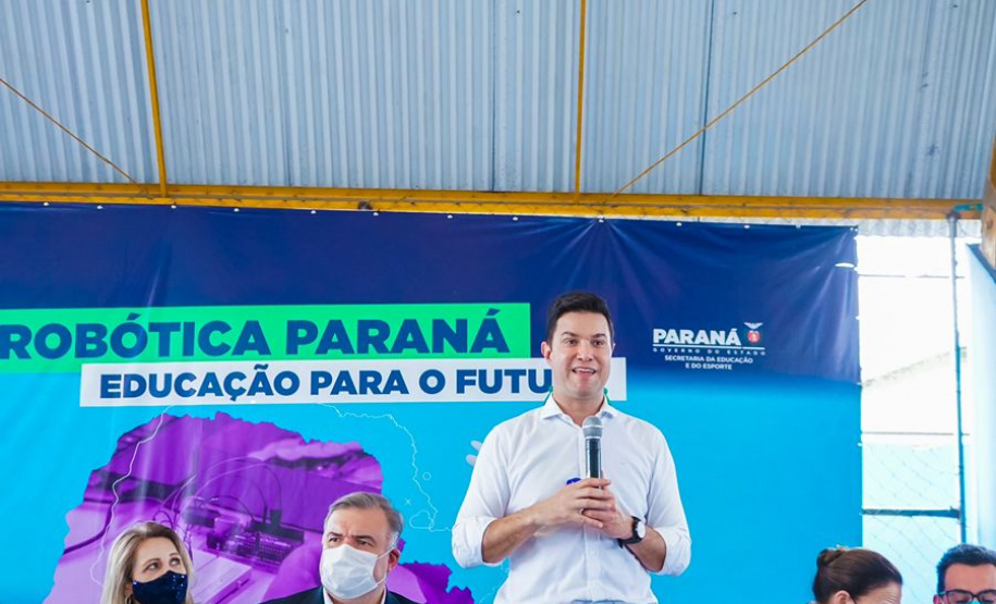 O Governo do Paraná entregou nesta quinta-feira (4) kits de robótica para mais 23 instituições de ensino, de nove municípios. A entrega foi feita pelo chefe da Casa Civil do Governo do Paraná, Guto Silva, pelo secretário da Justiça, Família e Trabalho, Ney Leprevost, e pelo diretor geral da Secretaria da Educação e do Esporte, Vinicius Neiva. Foto: Guilherme Flores/Casa Civil