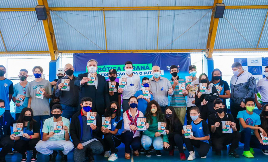 O Governo do Paraná entregou nesta quinta-feira (4) kits de robótica para mais 23 instituições de ensino, de nove municípios. A entrega foi feita pelo chefe da Casa Civil do Governo do Paraná, Guto Silva, pelo secretário da Justiça, Família e Trabalho, Ney Leprevost, e pelo diretor geral da Secretaria da Educação e do Esporte, Vinicius Neiva. Foto: Guilherme Flores/Casa Civil