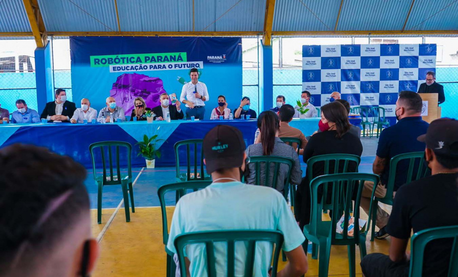 O Governo do Paraná entregou nesta quinta-feira (4) kits de robótica para mais 23 instituições de ensino, de nove municípios. A entrega foi feita pelo chefe da Casa Civil do Governo do Paraná, Guto Silva, pelo secretário da Justiça, Família e Trabalho, Ney Leprevost, e pelo diretor geral da Secretaria da Educação e do Esporte, Vinicius Neiva. Foto: Guilherme Flores/Casa Civil