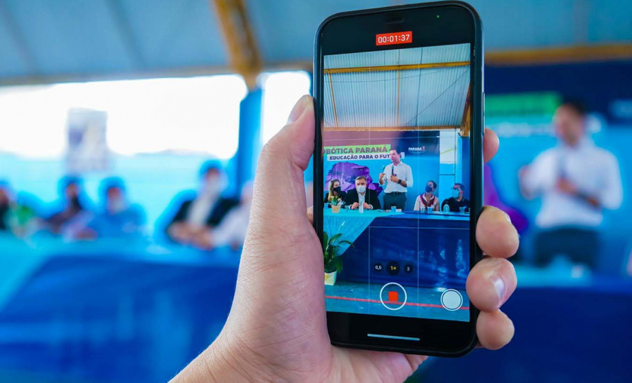 O Governo do Paraná entregou nesta quinta-feira (4) kits de robótica para mais 23 instituições de ensino, de nove municípios. A entrega foi feita pelo chefe da Casa Civil do Governo do Paraná, Guto Silva, pelo secretário da Justiça, Família e Trabalho, Ney Leprevost, e pelo diretor geral da Secretaria da Educação e do Esporte, Vinicius Neiva. Foto: Guilherme Flores/Casa Civil