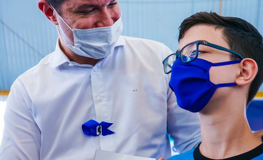 O Governo do Paraná entregou nesta quinta-feira (4) kits de robótica para mais 23 instituições de ensino, de nove municípios. A entrega foi feita pelo chefe da Casa Civil do Governo do Paraná, Guto Silva, pelo secretário da Justiça, Família e Trabalho, Ney Leprevost, e pelo diretor geral da Secretaria da Educação e do Esporte, Vinicius Neiva. Foto: Guilherme Flores/Casa Civil