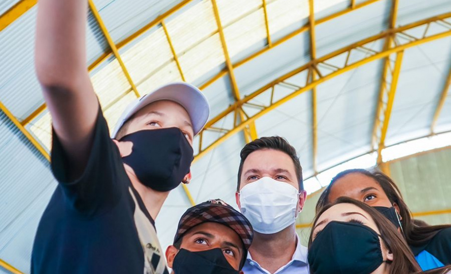 O Governo do Paraná entregou nesta quinta-feira (4) kits de robótica para mais 23 instituições de ensino, de nove municípios. A entrega foi feita pelo chefe da Casa Civil do Governo do Paraná, Guto Silva, pelo secretário da Justiça, Família e Trabalho, Ney Leprevost, e pelo diretor geral da Secretaria da Educação e do Esporte, Vinicius Neiva. Foto: Guilherme Flores/Casa Civil