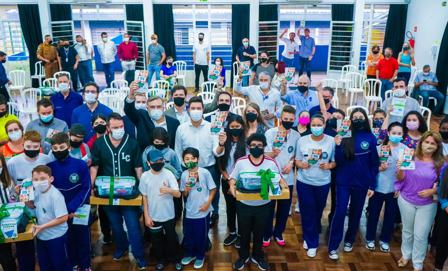 Governo entrega kits de robótica e apresenta programa do primeiro emprego na RMC. Foto: Guilherme Flores/Casa Civil