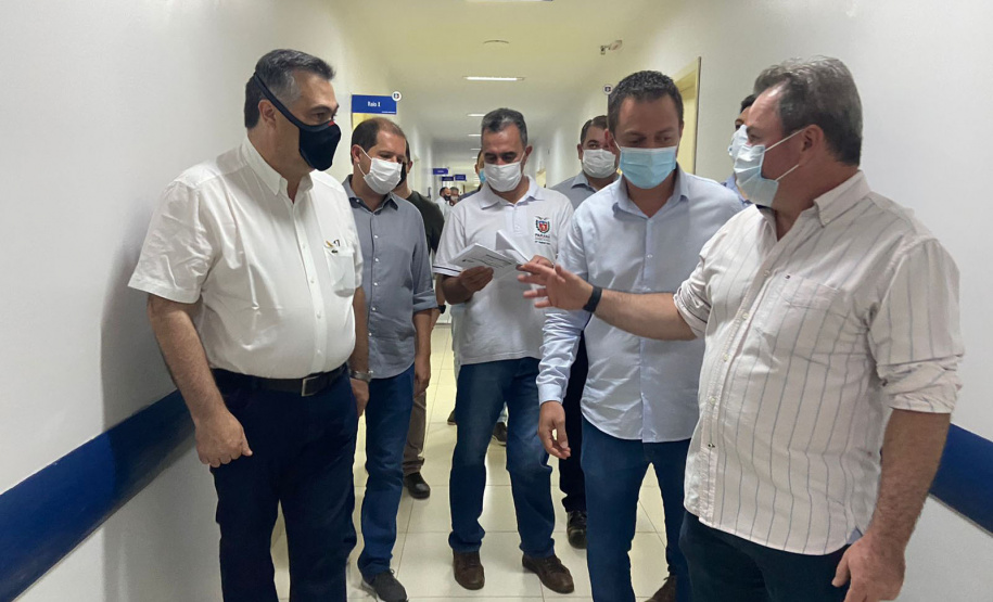 O secretário de Estado da Saúde, Beto Preto, assinou nesta sexta-feira (5) a autorização para o aumento no repasse de custeio ao Hospital Moacir Micheletto, em Assis Chateaubriand, logo após a visita na unidade. - Assis Chateaubriand, 05/11/2021 - Foto: Andressa Desyreé / Sesa