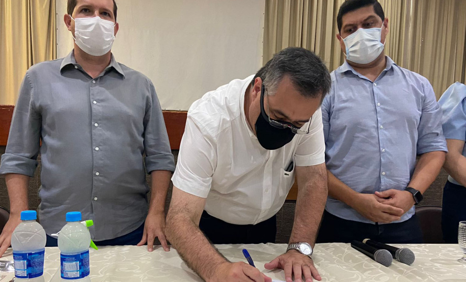 O secretário de Estado da Saúde, Beto Preto, assinou nesta sexta-feira (5) a autorização para o aumento no repasse de custeio ao Hospital Moacir Micheletto, em Assis Chateaubriand, logo após a visita na unidade. - Assis Chateaubriand, 05/11/2021 - Foto: Andressa Desyreé / Sesa