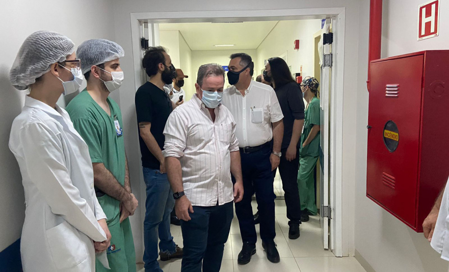 O secretário de Estado da Saúde, Beto Preto, assinou nesta sexta-feira (5) a autorização para o aumento no repasse de custeio ao Hospital Moacir Micheletto, em Assis Chateaubriand, logo após a visita na unidade. - Assis Chateaubriand, 05/11/2021 - Foto: Andressa Desyreé / Sesa