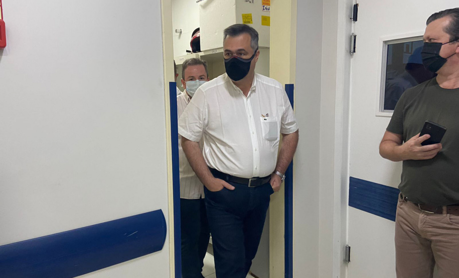 O secretário de Estado da Saúde, Beto Preto, assinou nesta sexta-feira (5) a autorização para o aumento no repasse de custeio ao Hospital Moacir Micheletto, em Assis Chateaubriand, logo após a visita na unidade. - Assis Chateaubriand, 05/11/2021 - Foto: Andressa Desyreé / Sesa