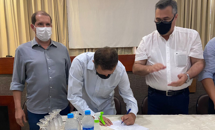 O secretário de Estado da Saúde, Beto Preto, assinou nesta sexta-feira (5) a autorização para o aumento no repasse de custeio ao Hospital Moacir Micheletto, em Assis Chateaubriand, logo após a visita na unidade. - Assis Chateaubriand, 05/11/2021 - Foto: Andressa Desyreé / Sesa