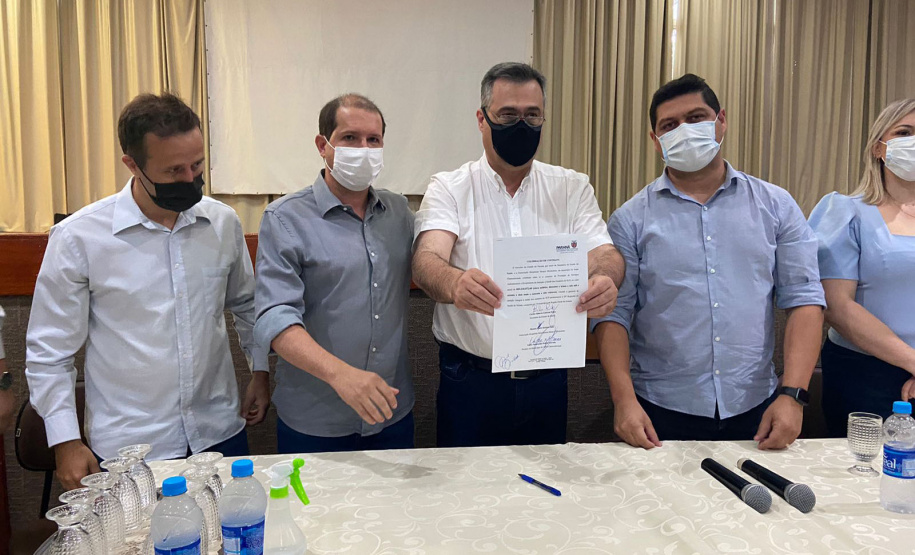 O secretário de Estado da Saúde, Beto Preto, assinou nesta sexta-feira (5) a autorização para o aumento no repasse de custeio ao Hospital Moacir Micheletto, em Assis Chateaubriand, logo após a visita na unidade. - Assis Chateaubriand, 05/11/2021 - Foto: Andressa Desyreé / Sesa