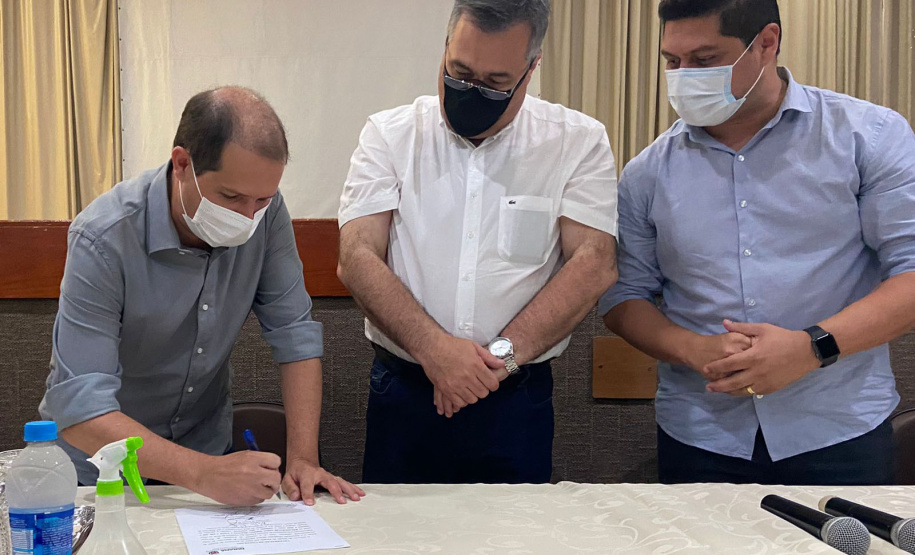 O secretário de Estado da Saúde, Beto Preto, assinou nesta sexta-feira (5) a autorização para o aumento no repasse de custeio ao Hospital Moacir Micheletto, em Assis Chateaubriand, logo após a visita na unidade. - Assis Chateaubriand, 05/11/2021 - Foto: Andressa Desyreé / Sesa