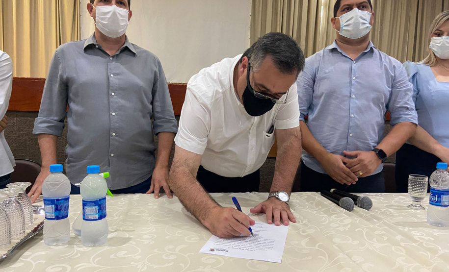 O secretário de Estado da Saúde, Beto Preto, assinou nesta sexta-feira (5) a autorização para o aumento no repasse de custeio ao Hospital Moacir Micheletto, em Assis Chateaubriand, logo após a visita na unidade. - Assis Chateaubriand, 05/11/2021 - Foto: Andressa Desyreé / Sesa