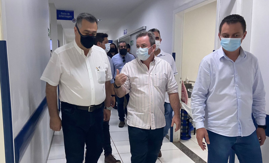 O secretário de Estado da Saúde, Beto Preto, assinou nesta sexta-feira (5) a autorização para o aumento no repasse de custeio ao Hospital Moacir Micheletto, em Assis Chateaubriand, logo após a visita na unidade. - Assis Chateaubriand, 05/11/2021 - Foto: Andressa Desyreé / Sesa