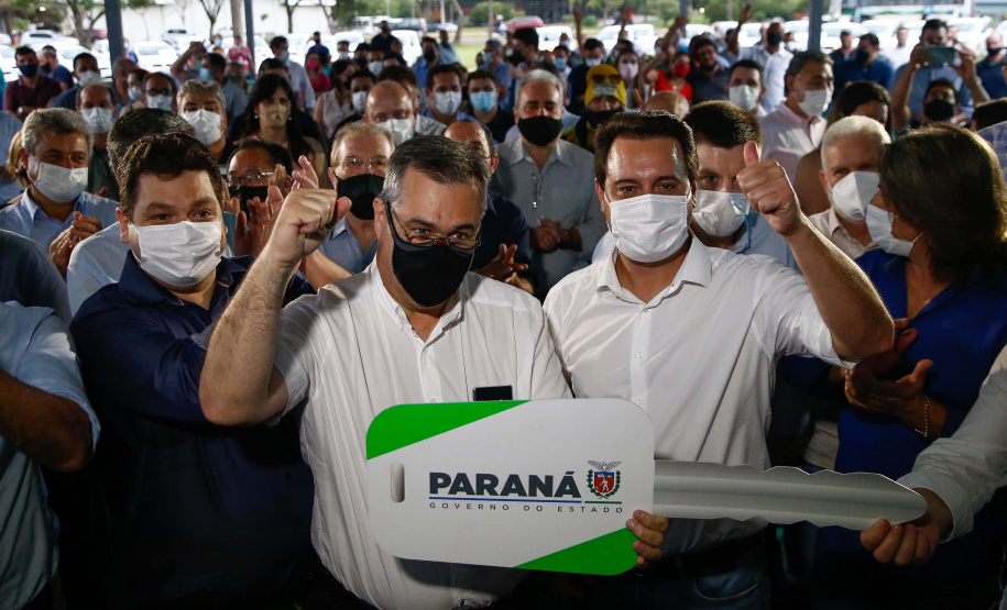 O Governo do Estado entregou nesta sexta-feira (05) mais 69 carros para reforçar a Estratégia da Saúde da Família (ESF) nos 25 municípios de abrangência da 10ª Regional de Saúde de Cascavel. A doação, de maneira definitiva, foi realizada pelo governador Carlos Massa Ratinho Junior e soma um investimento de R$ 2.380.500,00. - Cascavel, 05/11/2021 - Foto: Jonathan Campos/AEN