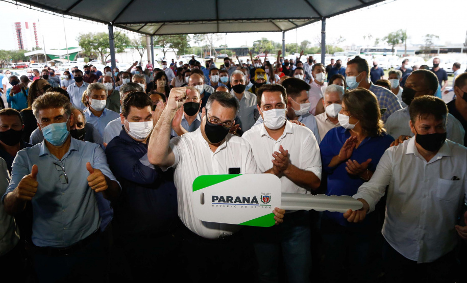 O Governo do Estado entregou nesta sexta-feira (05) mais 69 carros para reforçar a Estratégia da Saúde da Família (ESF) nos 25 municípios de abrangência da 10ª Regional de Saúde de Cascavel. A doação, de maneira definitiva, foi realizada pelo governador Carlos Massa Ratinho Junior e soma um investimento de R$ 2.380.500,00. - Cascavel, 05/11/2021 - Foto: Jonathan Campos/AEN