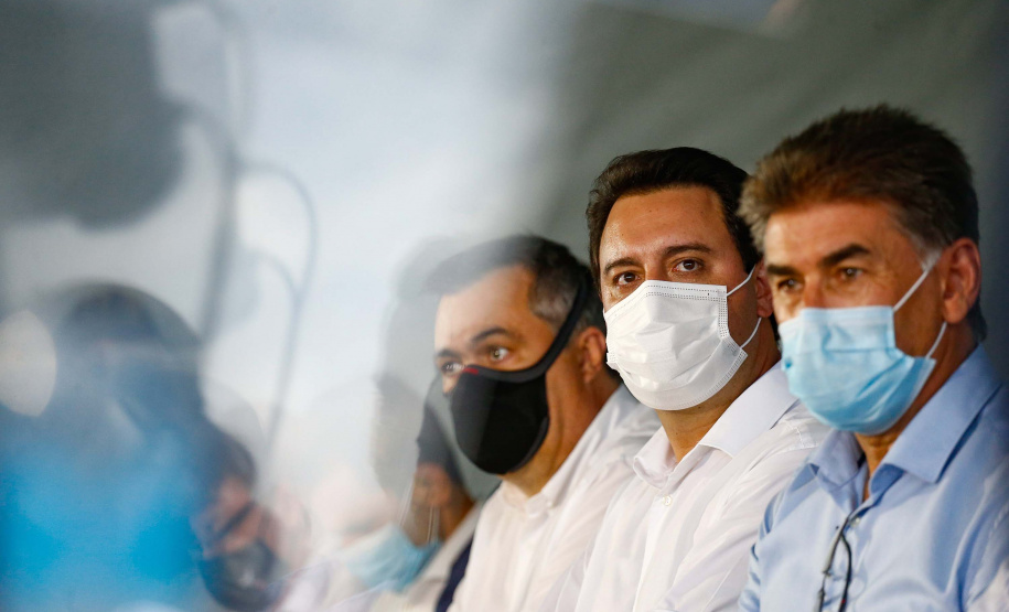 O Governo do Estado entregou nesta sexta-feira (05) mais 69 carros para reforçar a Estratégia da Saúde da Família (ESF) nos 25 municípios de abrangência da 10ª Regional de Saúde de Cascavel. A doação, de maneira definitiva, foi realizada pelo governador Carlos Massa Ratinho Junior e soma um investimento de R$ 2.380.500,00. - Cascavel, 05/11/2021 - Foto: Jonathan Campos/AEN