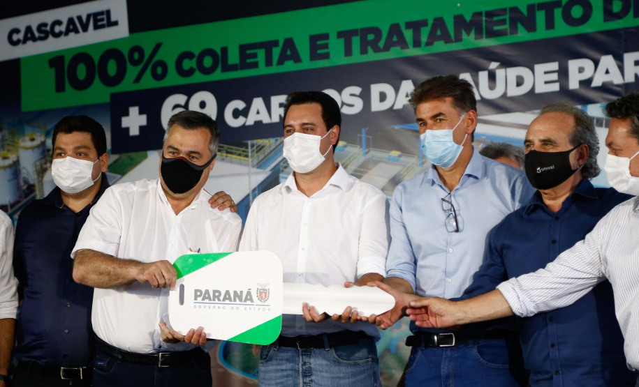 O Governo do Estado entregou nesta sexta-feira (05) mais 69 carros para reforçar a Estratégia da Saúde da Família (ESF) nos 25 municípios de abrangência da 10ª Regional de Saúde de Cascavel. A doação, de maneira definitiva, foi realizada pelo governador Carlos Massa Ratinho Junior e soma um investimento de R$ 2.380.500,00. - Cascavel, 05/11/2021 - Foto: Jonathan Campos/AEN