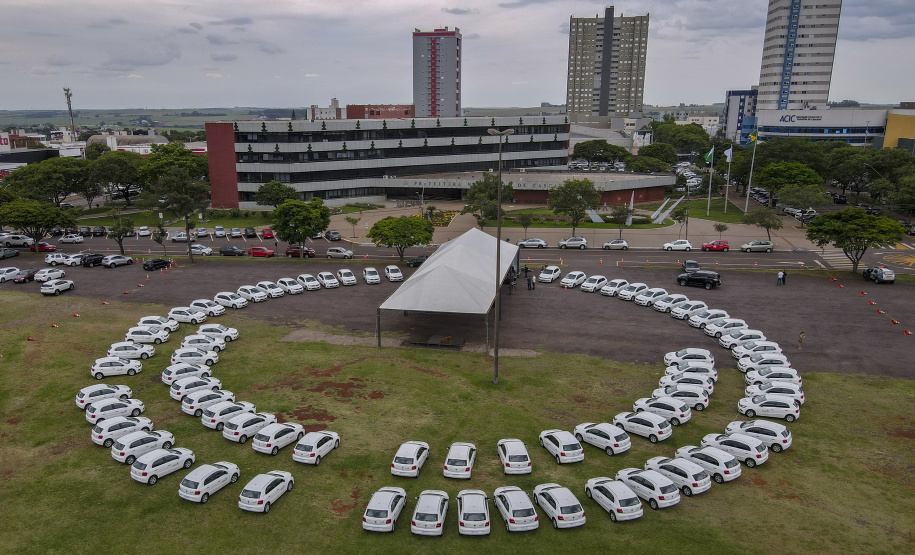 Governador Carlos Massa Ratinho Junior entrega 69 veículos para os 25 municípios da 10ª Regional de Saúde, em Cascavel. Carros serão usados para reforçar estratégia de Saúde da Família, com atendimentos domiciliares realizados pelos municípios. -  Cascavel, 05/11/2021 - Foto Gilson Abreu/AEN