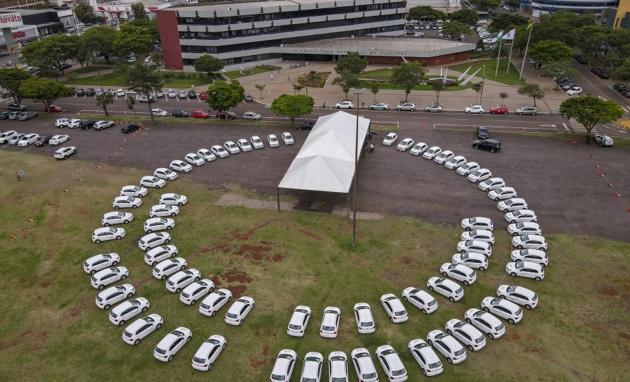 Governador Carlos Massa Ratinho Junior entrega 69 veículos para os 25 municípios da 10ª Regional de Saúde, em Cascavel. Carros serão usados para reforçar estratégia de Saúde da Família, com atendimentos domiciliares realizados pelos municípios. -  Cascavel, 05/11/2021 - Foto Gilson Abreu/AEN