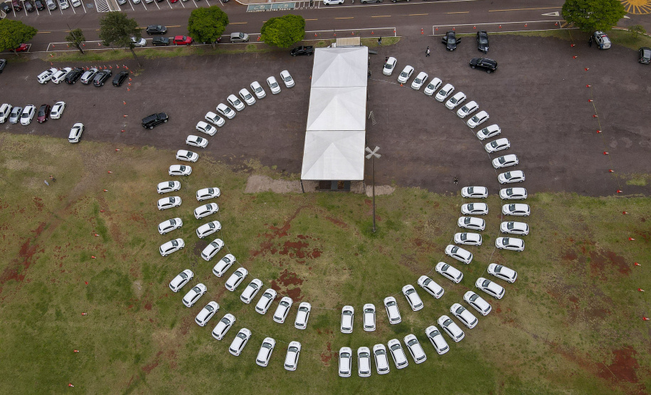 Governador Carlos Massa Ratinho Junior entrega 69 veículos para os 25 municípios da 10ª Regional de Saúde, em Cascavel. Carros serão usados para reforçar estratégia de Saúde da Família, com atendimentos domiciliares realizados pelos municípios. -  Cascavel, 05/11/2021 - Foto Gilson Abreu/AEN