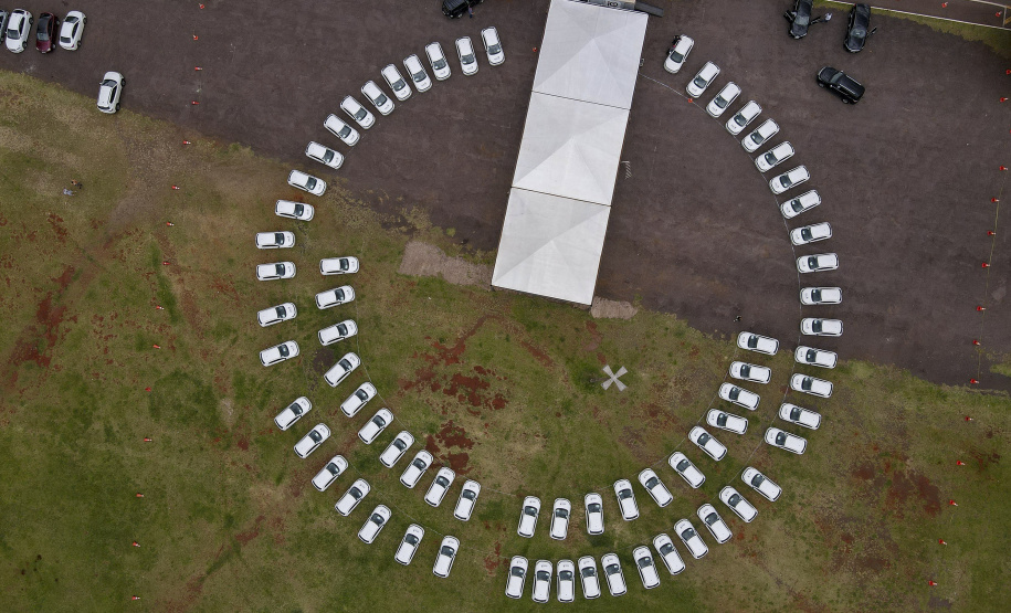 Governador Carlos Massa Ratinho Junior entrega 69 veículos para os 25 municípios da 10ª Regional de Saúde, em Cascavel. Carros serão usados para reforçar estratégia de Saúde da Família, com atendimentos domiciliares realizados pelos municípios. -  Cascavel, 05/11/2021 - Foto Gilson Abreu/AEN