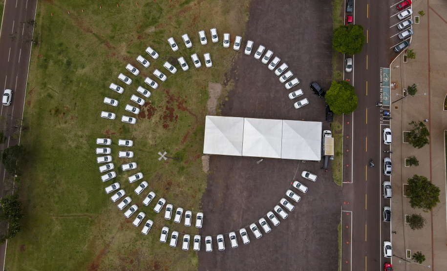 Governador Carlos Massa Ratinho Junior entrega 69 veículos para os 25 municípios da 10ª Regional de Saúde, em Cascavel. Carros serão usados para reforçar estratégia de Saúde da Família, com atendimentos domiciliares realizados pelos municípios. -  Cascavel, 05/11/2021 - Foto Gilson Abreu/AEN