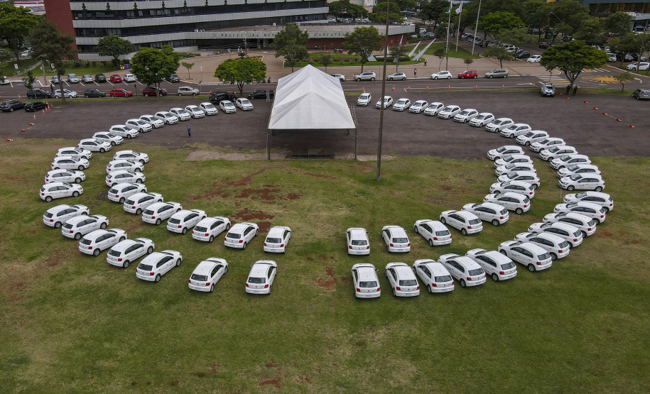 Governador Carlos Massa Ratinho Junior entrega 69 veículos para os 25 municípios da 10ª Regional de Saúde, em Cascavel. Carros serão usados para reforçar estratégia de Saúde da Família, com atendimentos domiciliares realizados pelos municípios. -  Cascavel, 05/11/2021 - Foto Gilson Abreu/AEN