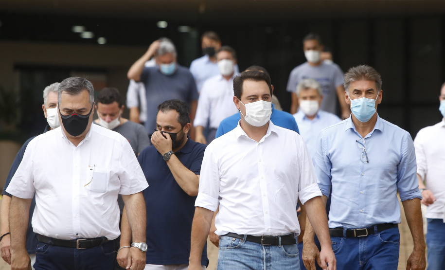 Governador Carlos Massa Ratinho Junior entrega 69 veículos para os 25 municípios da 10ª Regional de Saúde, em Cascavel. Carros serão usados para reforçar estratégia de Saúde da Família, com atendimentos domiciliares realizados pelos municípios. - Cascavel, 05/11/2021 - Foto Gilson Abreu/AEN