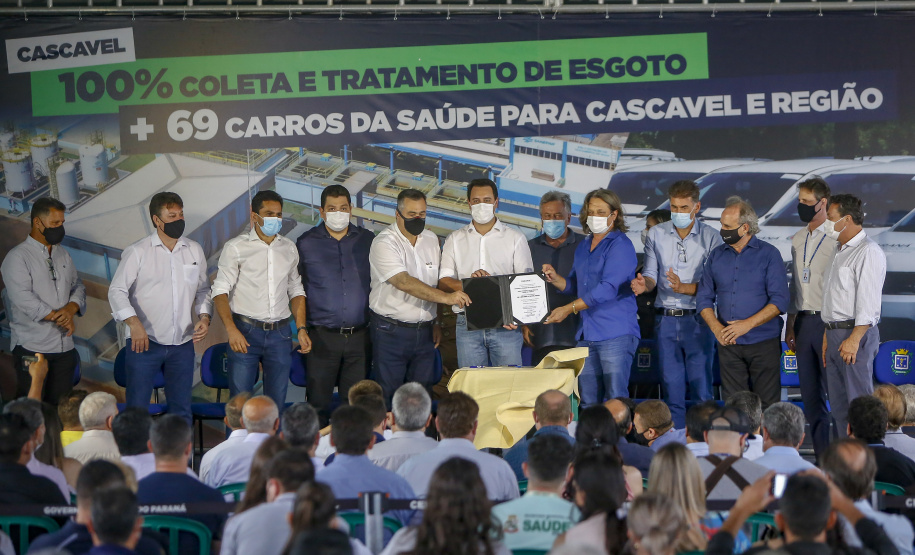 Governador Carlos Massa Ratinho Junior entrega 69 veículos para os 25 municípios da 10ª Regional de Saúde, em Cascavel. Carros serão usados para reforçar estratégia de Saúde da Família, com atendimentos domiciliares realizados pelos municípios. - Cascavel, 05/11/2021 - Foto Gilson Abreu/AEN