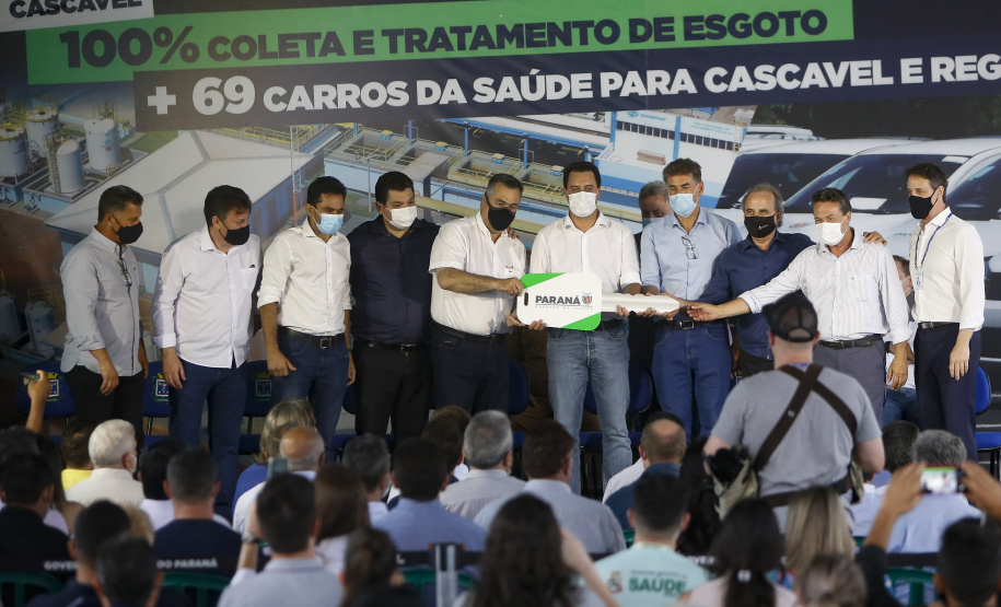 Governador Carlos Massa Ratinho Junior entrega 69 veículos para os 25 municípios da 10ª Regional de Saúde, em Cascavel. Carros serão usados para reforçar estratégia de Saúde da Família, com atendimentos domiciliares realizados pelos municípios. - Cascavel, 05/11/2021 - Foto Gilson Abreu/AEN