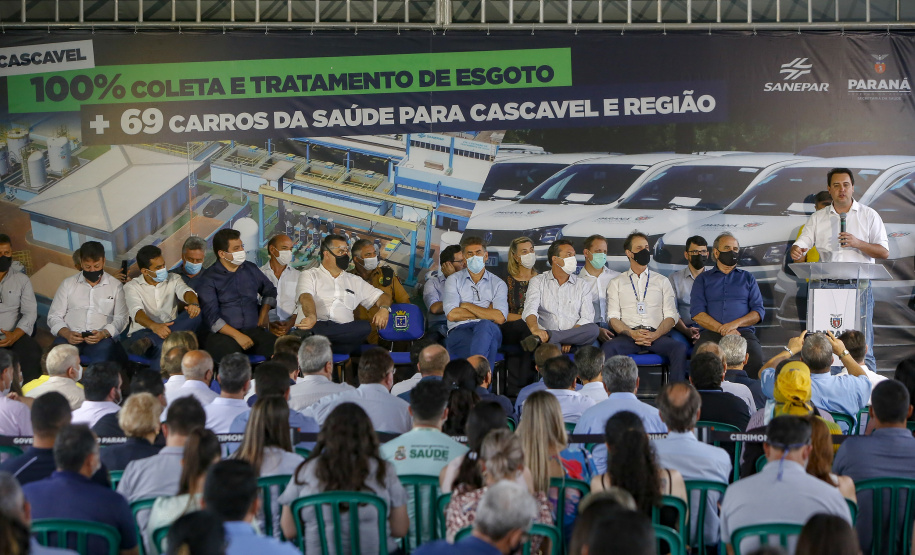 Governador Carlos Massa Ratinho Junior entrega 69 veículos para os 25 municípios da 10ª Regional de Saúde, em Cascavel. Carros serão usados para reforçar estratégia de Saúde da Família, com atendimentos domiciliares realizados pelos municípios. - Cascavel, 05/11/2021 - Foto Gilson Abreu/AEN