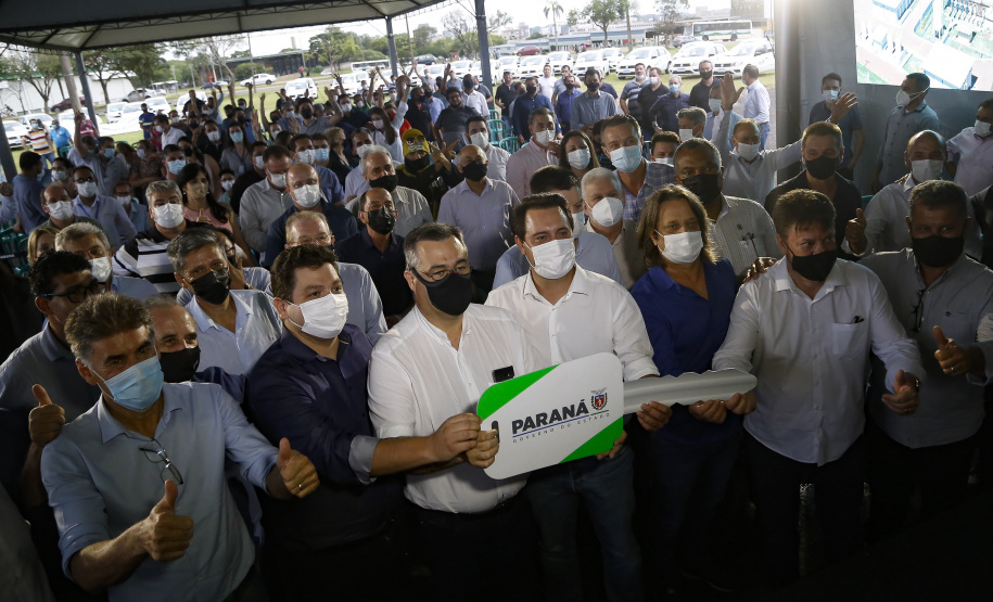 Governador Carlos Massa Ratinho Junior entrega 69 veículos para os 25 municípios da 10ª Regional de Saúde, em Cascavel. Carros serão usados para reforçar estratégia de Saúde da Família, com atendimentos domiciliares realizados pelos municípios. - Cascavel, 05/11/2021 - Foto Gilson Abreu/AEN