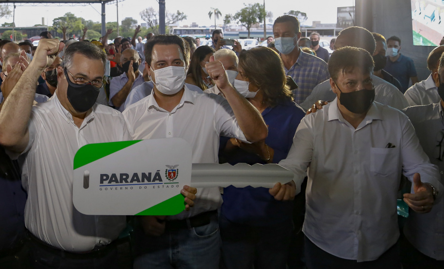 Governador Carlos Massa Ratinho Junior entrega 69 veículos para os 25 municípios da 10ª Regional de Saúde, em Cascavel. Carros serão usados para reforçar estratégia de Saúde da Família, com atendimentos domiciliares realizados pelos municípios. - Cascavel, 05/11/2021 - Foto Gilson Abreu/AEN