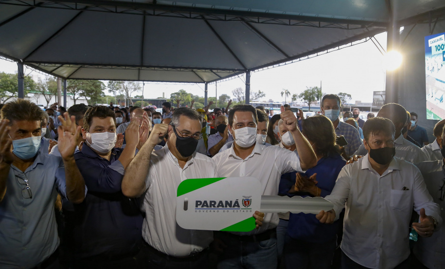 Governador Carlos Massa Ratinho Junior entrega 69 veículos para os 25 municípios da 10ª Regional de Saúde, em Cascavel. Carros serão usados para reforçar estratégia de Saúde da Família, com atendimentos domiciliares realizados pelos municípios. - Cascavel, 05/11/2021 - Foto Gilson Abreu/AEN
