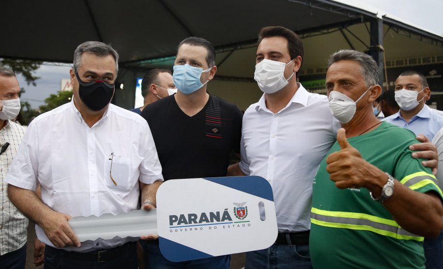 Governador Carlos Massa Ratinho Junior entrega 69 veículos para os 25 municípios da 10ª Regional de Saúde, em Cascavel. Carros serão usados para reforçar estratégia de Saúde da Família, com atendimentos domiciliares realizados pelos municípios. - Cascavel, 05/11/2021 - Foto Gilson Abreu/AEN