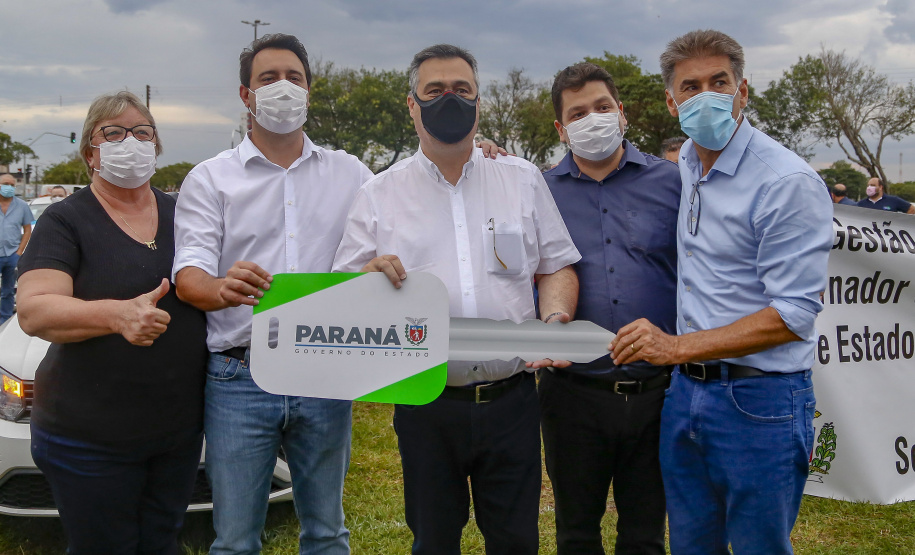 Governador Carlos Massa Ratinho Junior entrega 69 veículos para os 25 municípios da 10ª Regional de Saúde, em Cascavel. Carros serão usados para reforçar estratégia de Saúde da Família, com atendimentos domiciliares realizados pelos municípios. - Cascavel, 05/11/2021 - Foto Gilson Abreu/AEN