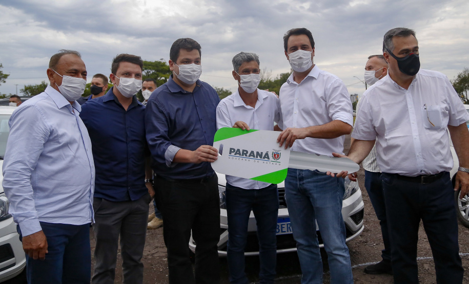 Governador Carlos Massa Ratinho Junior entrega 69 veículos para os 25 municípios da 10ª Regional de Saúde, em Cascavel. Carros serão usados para reforçar estratégia de Saúde da Família, com atendimentos domiciliares realizados pelos municípios. - Cascavel, 05/11/2021 - Foto Gilson Abreu/AEN