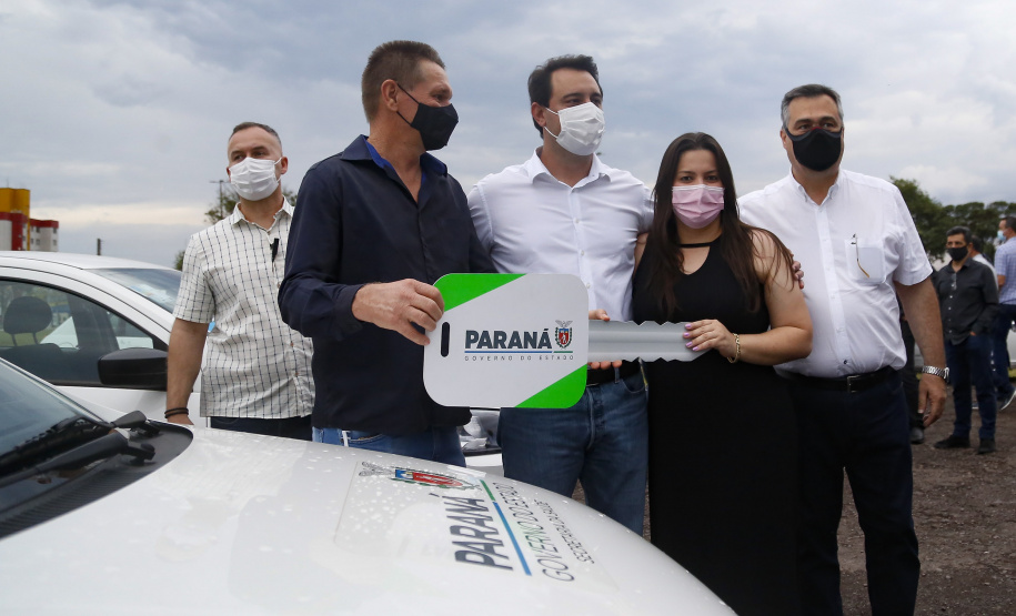 Governador Carlos Massa Ratinho Junior entrega 69 veículos para os 25 municípios da 10ª Regional de Saúde, em Cascavel. Carros serão usados para reforçar estratégia de Saúde da Família, com atendimentos domiciliares realizados pelos municípios. - Cascavel, 05/11/2021 - Foto Gilson Abreu/AEN
