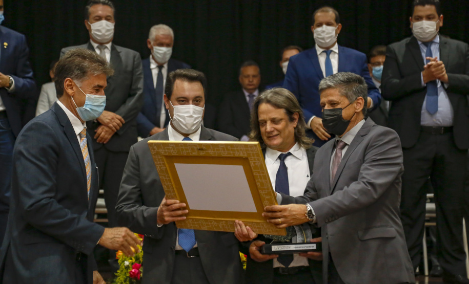 O governador Carlos Massa Ratinho Junior recebeu nesta sexta-feira (5) o título de “Benfeitor do Oeste”. A homenagem é dos prefeitos que integram a Associação dos Municípios do Oeste do Paraná foi conferida durante a 15ª edição do maior evento da imprensa da região, o Prêmio Amop de Jornalismo. 
Foto Gilson abreu/AEN