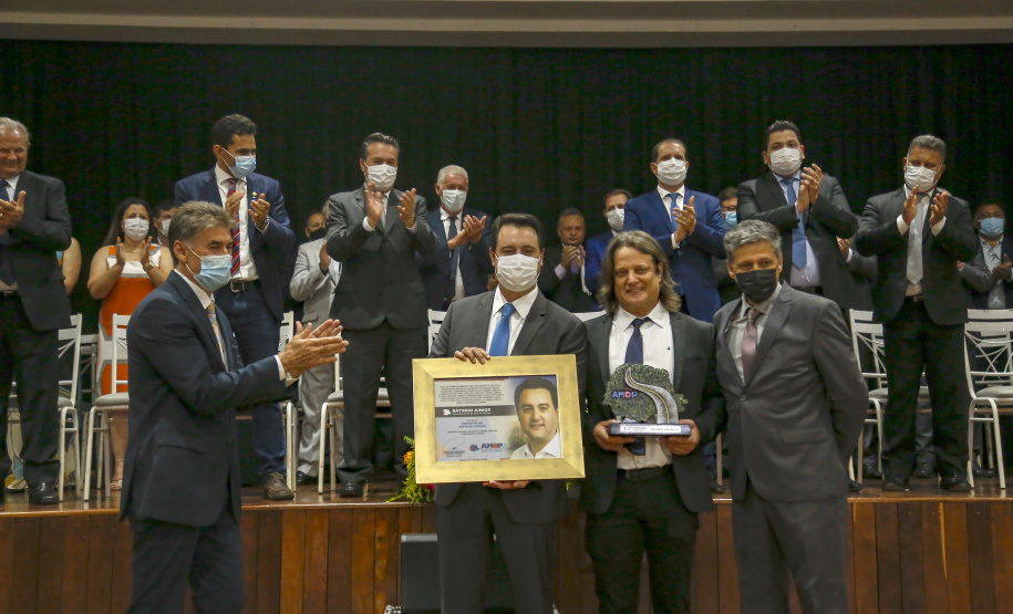 O governador Carlos Massa Ratinho Junior recebeu nesta sexta-feira (5) o título de “Benfeitor do Oeste”. A homenagem é dos prefeitos que integram a Associação dos Municípios do Oeste do Paraná foi conferida durante a 15ª edição do maior evento da imprensa da região, o Prêmio Amop de Jornalismo. 
Foto Gilson abreu/AEN