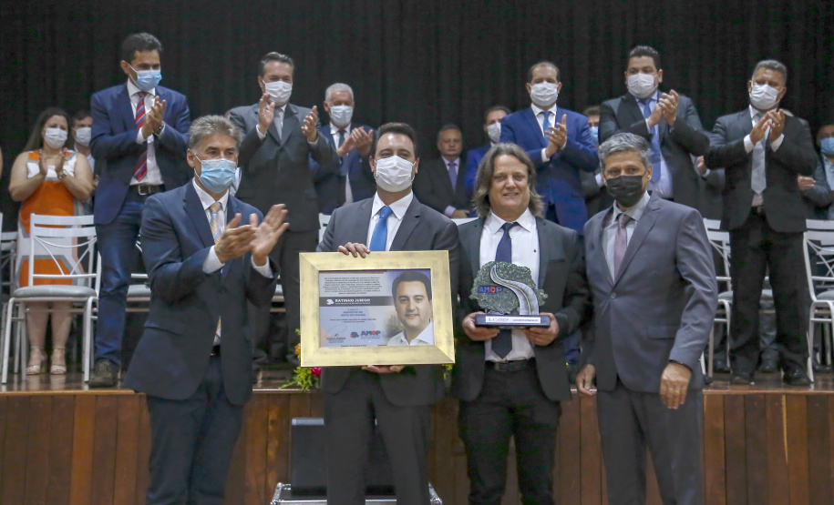 O governador Carlos Massa Ratinho Junior recebeu nesta sexta-feira (5) o título de “Benfeitor do Oeste”. A homenagem é dos prefeitos que integram a Associação dos Municípios do Oeste do Paraná foi conferida durante a 15ª edição do maior evento da imprensa da região, o Prêmio Amop de Jornalismo. 
Foto Gilson abreu/AEN